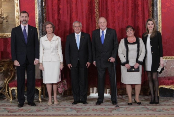 Sus Majestades los Reyes y SS.AA.RR. los Príncipes de Asturias junto al Presidente de la República de Guatemala y la Señora Rosa Leal